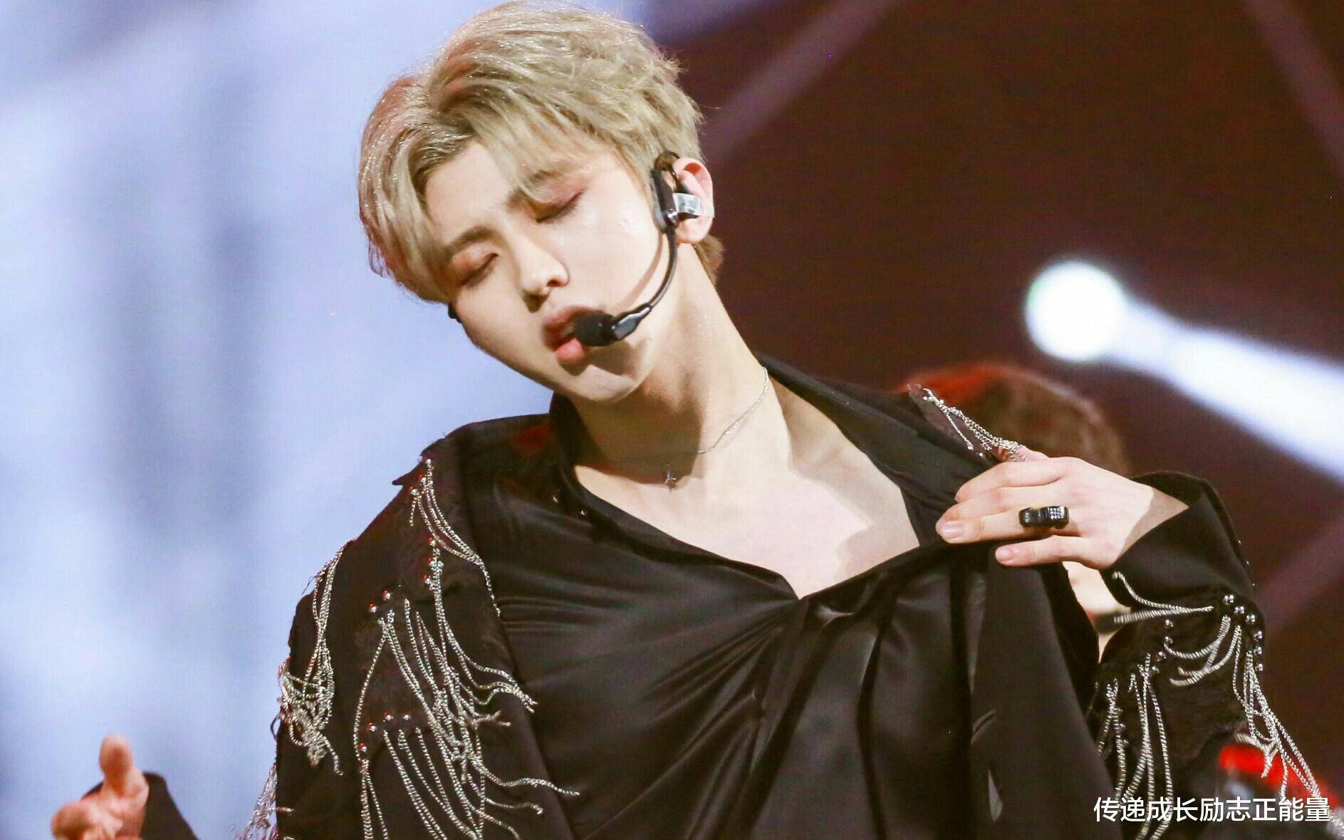 蔡徐坤写真银发造型酷炫拉风,他不仅仅是时尚,而且很励志_练习室_漫画