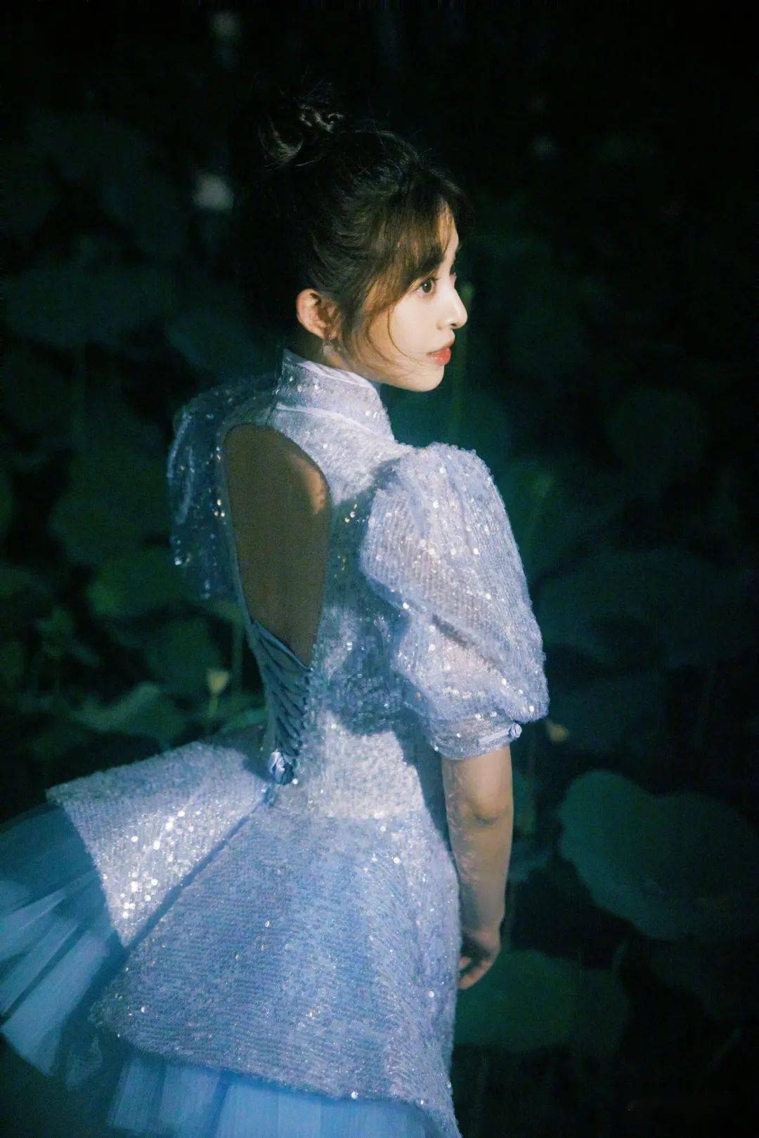 张含韵波光亮裙璀璨夺目 露背秀精致侧颜_写真_照片_网易娱乐