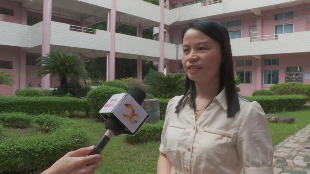 走进新兴县实验中学九年级2班,彭正英老师正在给同学们上英语课,同学