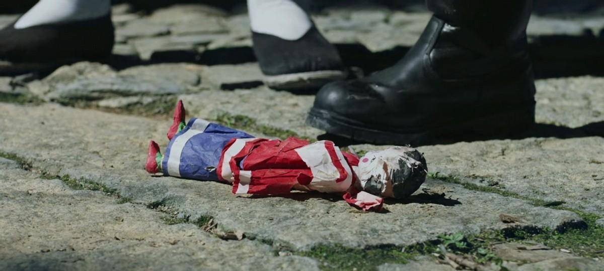 随波而下的纸扎小人,煞白的脸蛋搭配鲜艳的腮红,即使在大白天也让人