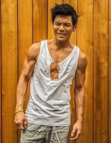 而向佐也非常的努力,是一位"拼命三郎",拥有着健康的肤色和八块腹肌