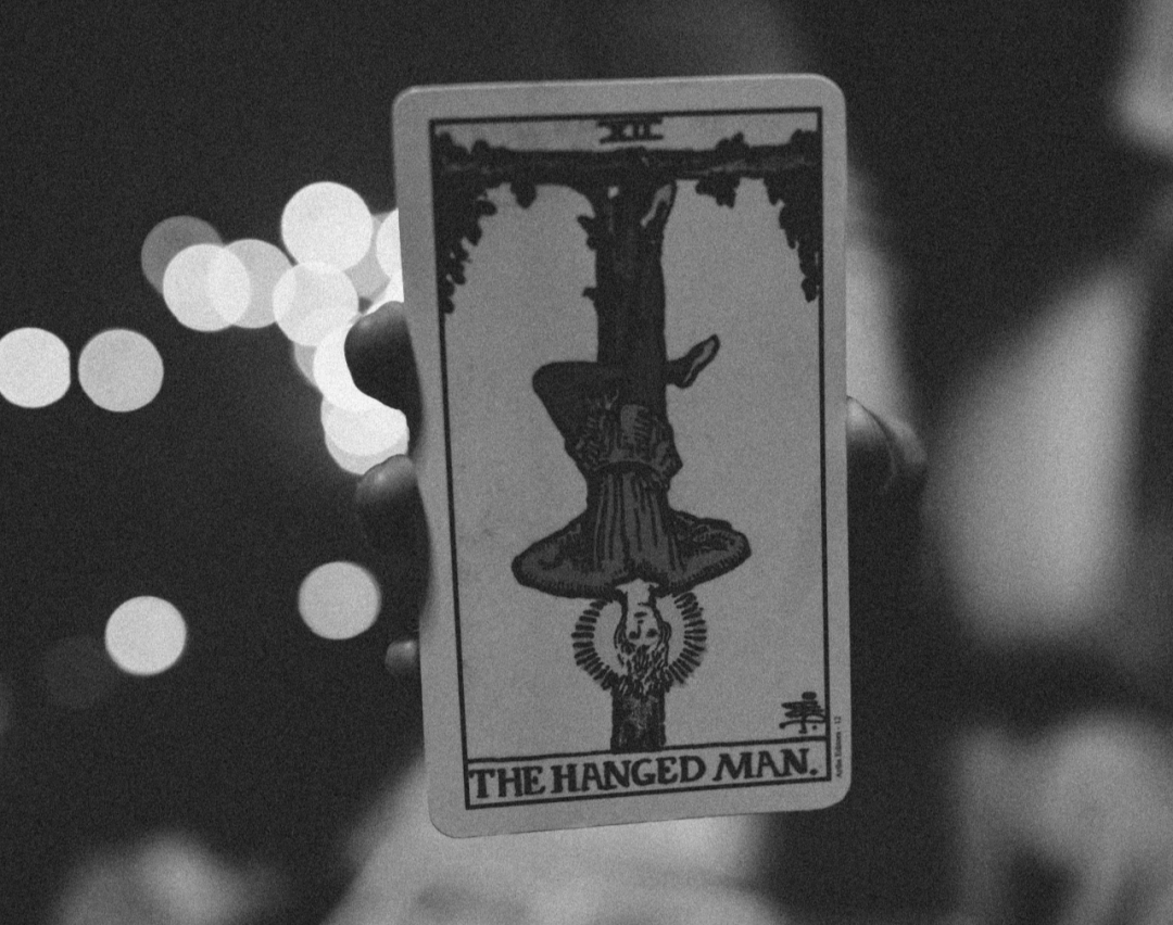 作为人类的缔造者和守护者,聪明的普罗米修斯宰了一头牛,将牛分为两堆