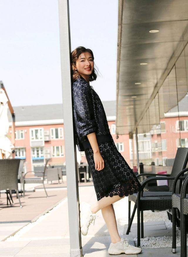 万茜真敢穿,深v亮片披肩礼裙嫌不够耀眼,搭配皮裤意外美成焦点_衬衫