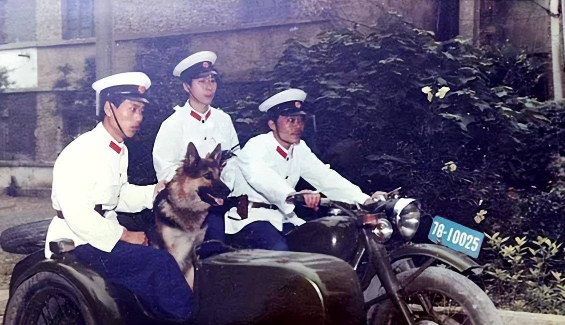 中国白色警服图片