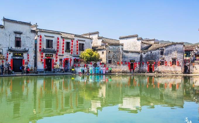 安徽皖南有一座被电影带火的古村,风景如画,每天吸引上万游客_宏村
