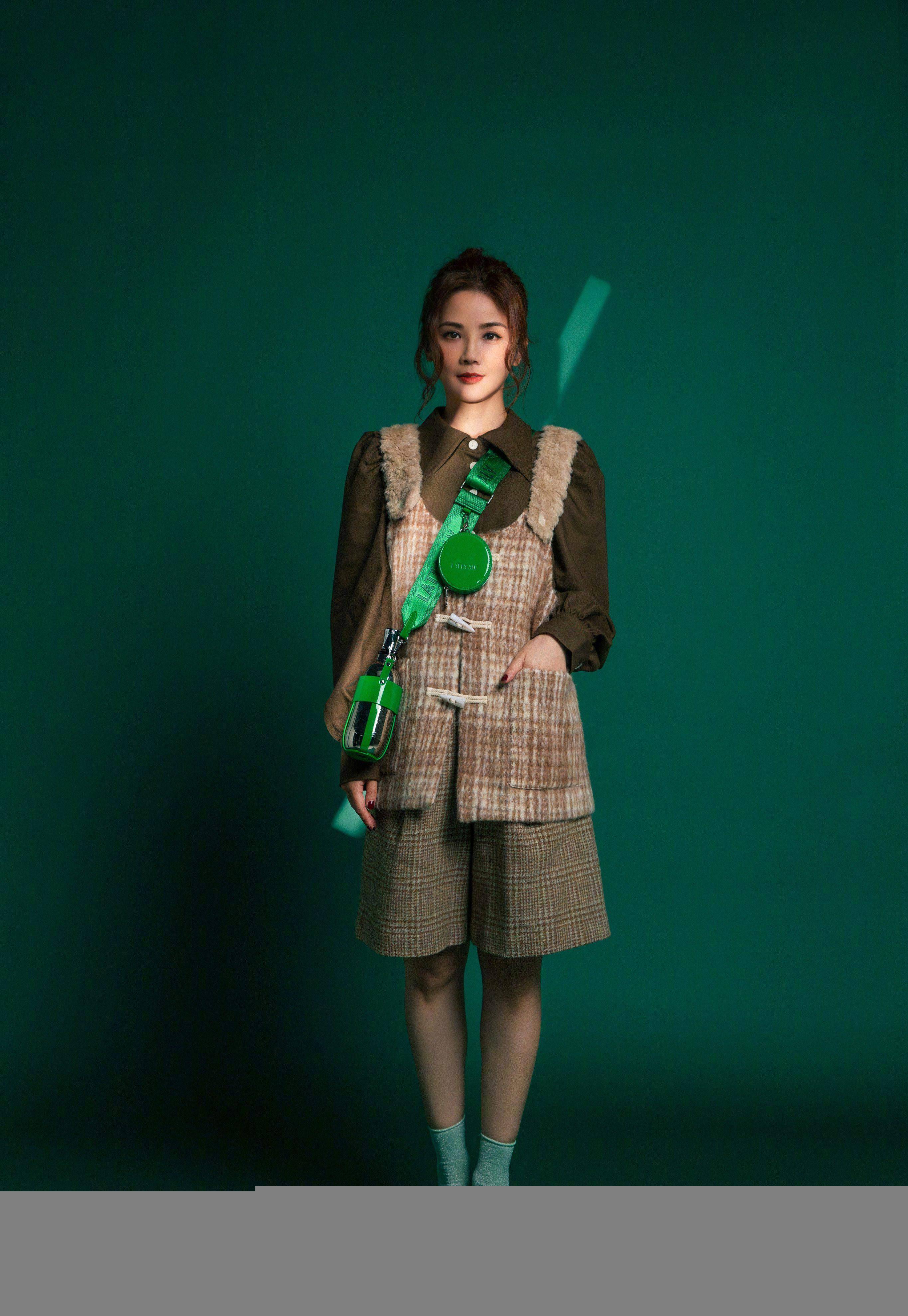 38岁蔡卓妍晒大片,时尚穿搭尽显完美身材,减龄神器宛若仙气少女_照片