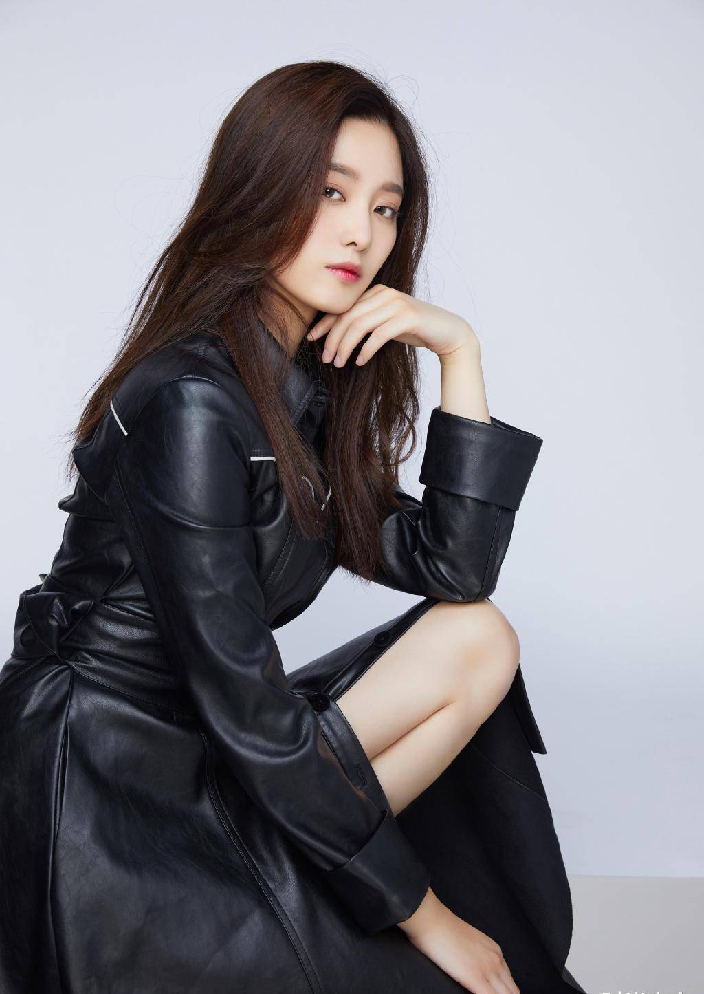 她遭《青你2》淘汰,被黄子韬力捧,穿拼接西装配长发,霸气时尚_徐艺洋