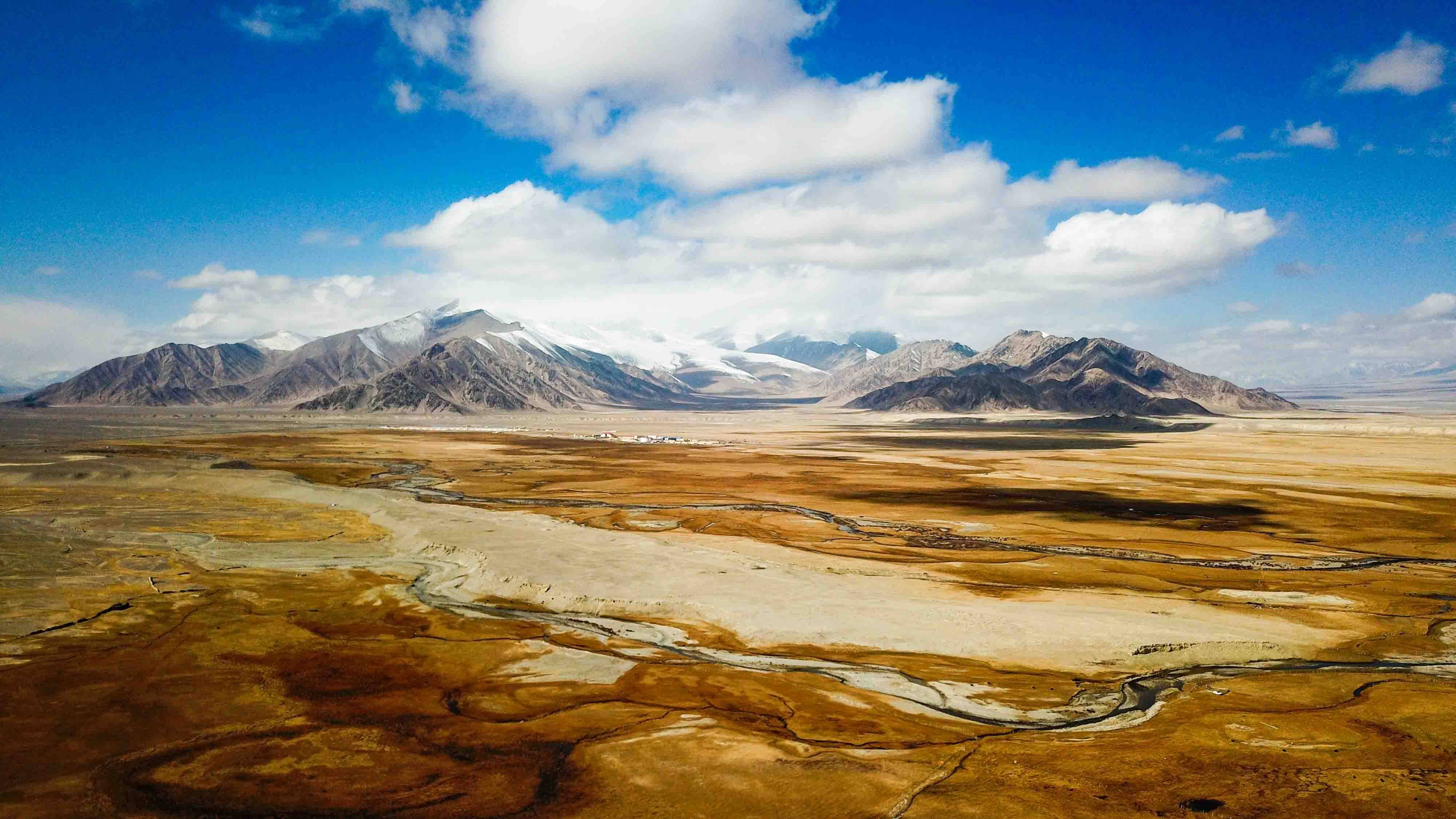 新疆海拔最高的火山口，周围还有冰川、雪山和湿地包围，超美！