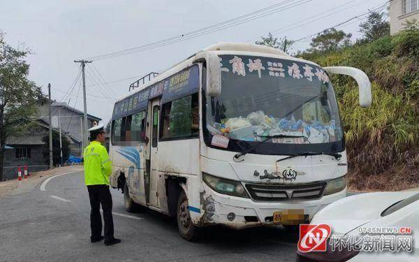 中秋节期间 怀化交警查处两起汽车载人超员违法行为