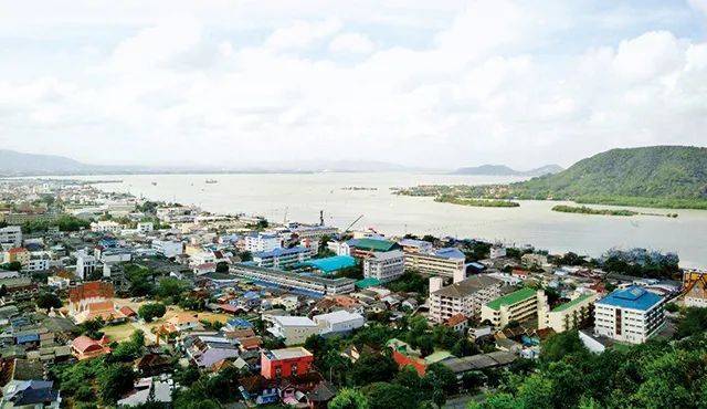 我细细领略马来吴氏王国的历史,它记录着华人出外谋生的强大与辉煌.