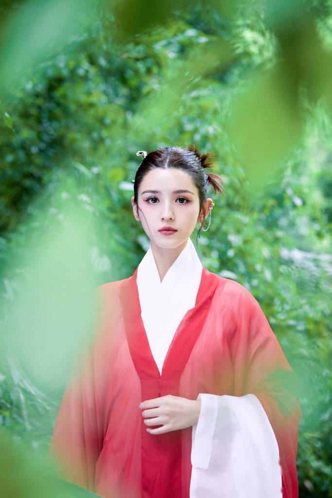 哈妮克孜红衣造型写真释出 化身英姿飒爽女侠客