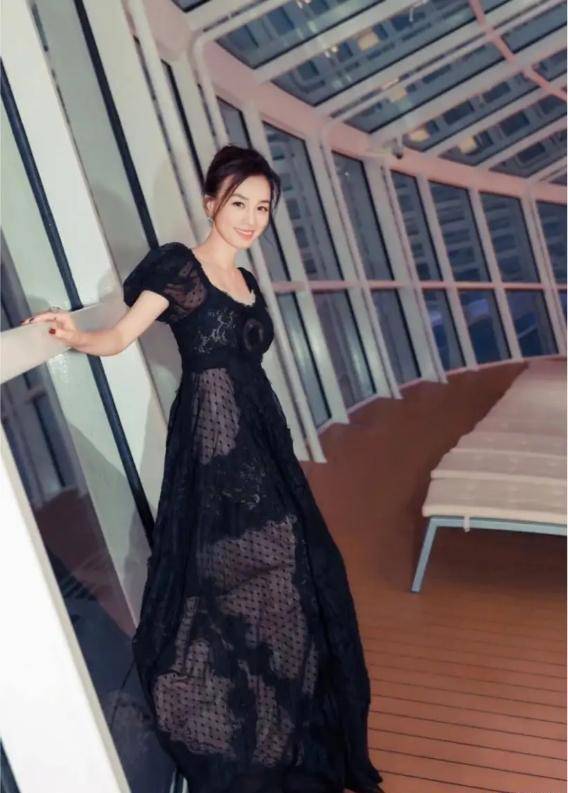 张庭秀恩爱不怕肉麻,穿红裙像30岁,林瑞阳染发终于不像"奶奶"_感觉