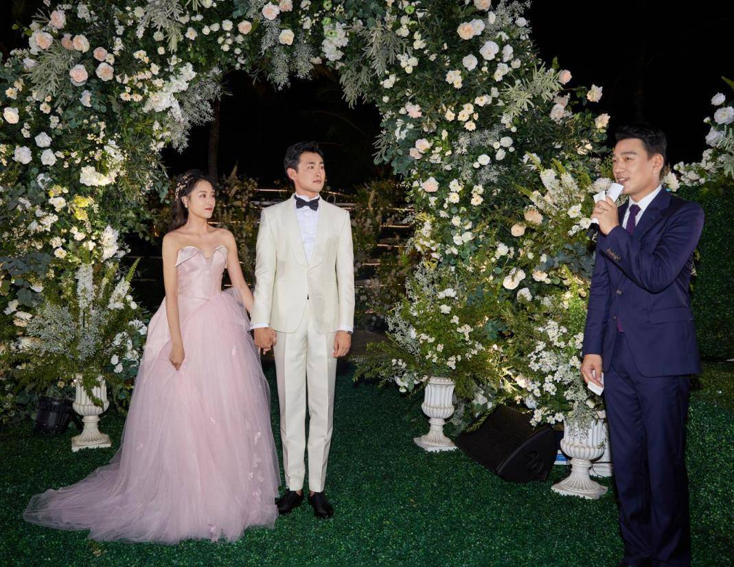 王彦霖夫妇举行婚礼,现场撒糖甜度爆表,怎知高颜值伴郎团成焦点_佳妮