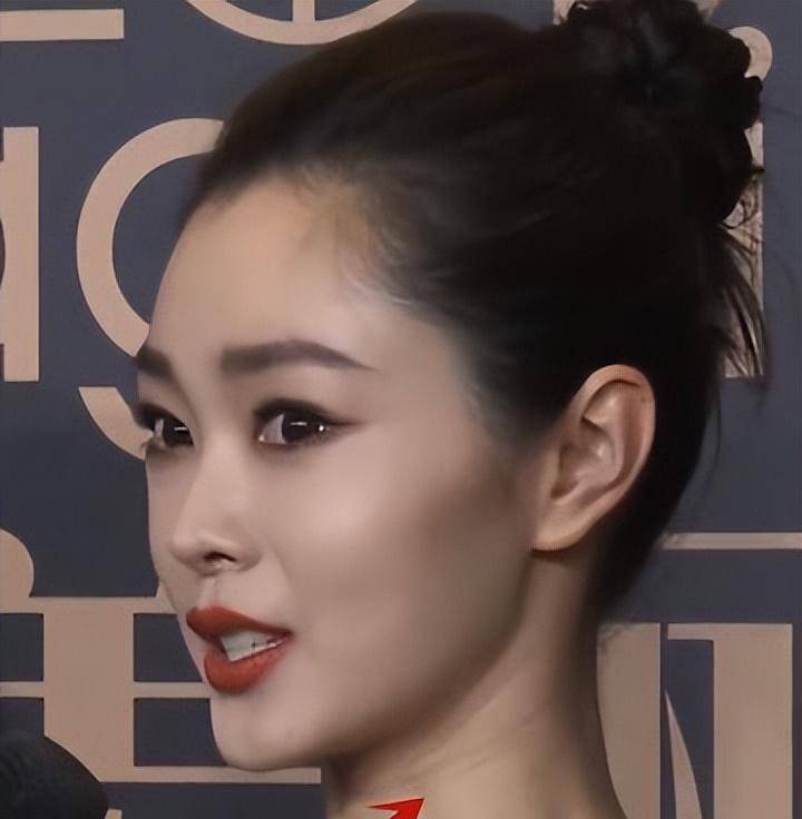 而且这种颈纹,还让宋轶更加显老,不过宋轶的皮肤状态还是非常不错的