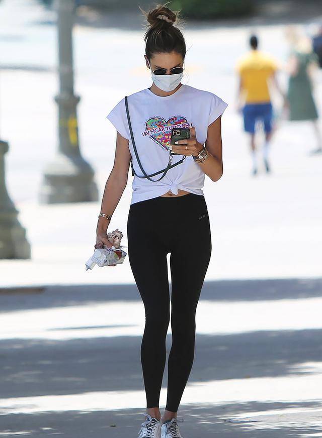 超模aa真敢穿,彩色虎纹卫衣配绿色短裤,又酷又时髦