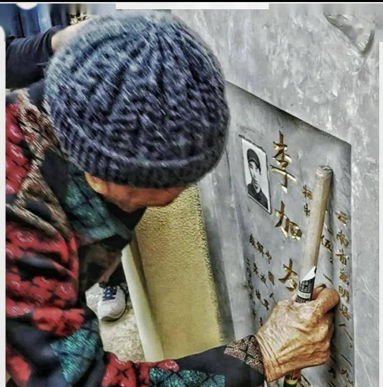 2021年，106岁烈士母亲拥吻儿子墓碑，老兵看到后纷纷上门拜访