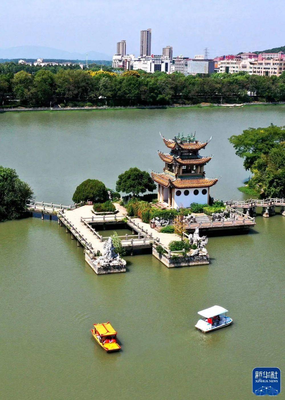 市民在安徽省铜陵市天井湖公园划船.