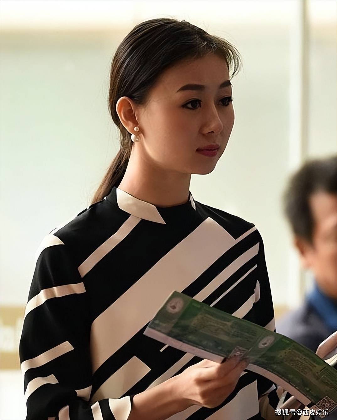 住豪宅身价过亿,娶小17岁娇妻,如今生活幸福_张梦瑾_足球_中国