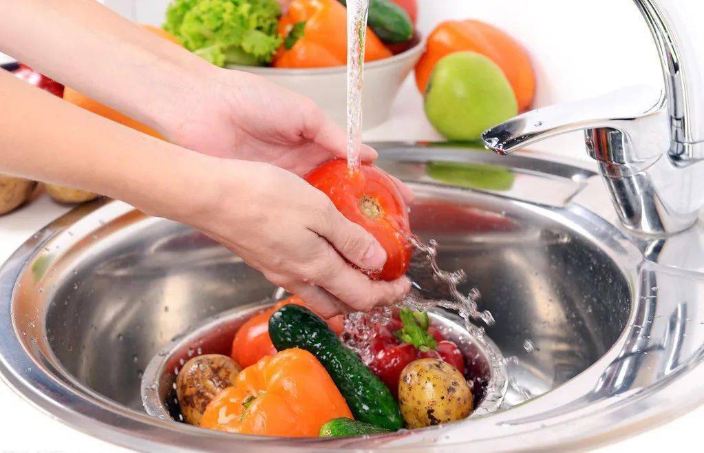 饭前便后及操作食品前后认真洗手,不用脏手接触食品;保 持 清 洁01