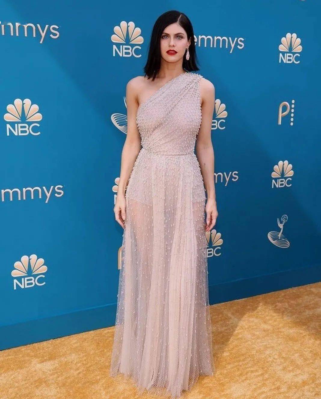 成为史上首位获得艾美奖最佳男主角的亚裔男演员,他身穿gucci,与女友