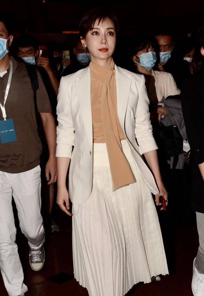 陈数美丽的太好了,和童瑶同穿黑西装,看不出俩人的年龄差_气质_裙子