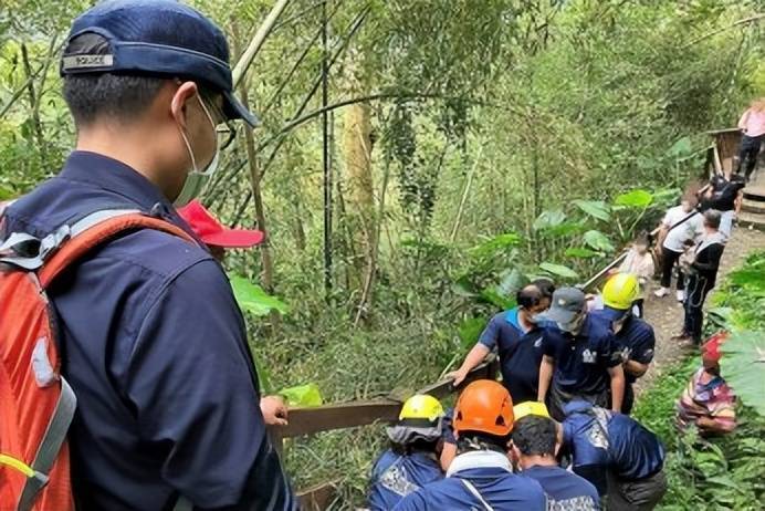 台湾嘉义：游客骨折受困，警消紧急救援