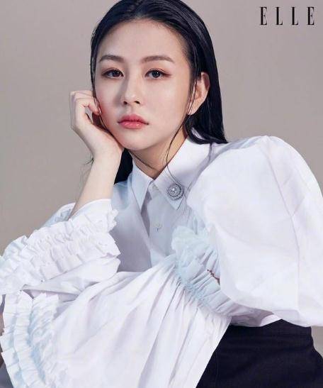 结婚后邱淑贞生下了3个女儿,大女儿叫沈月,两个妹妹分别叫沈日和沈晨