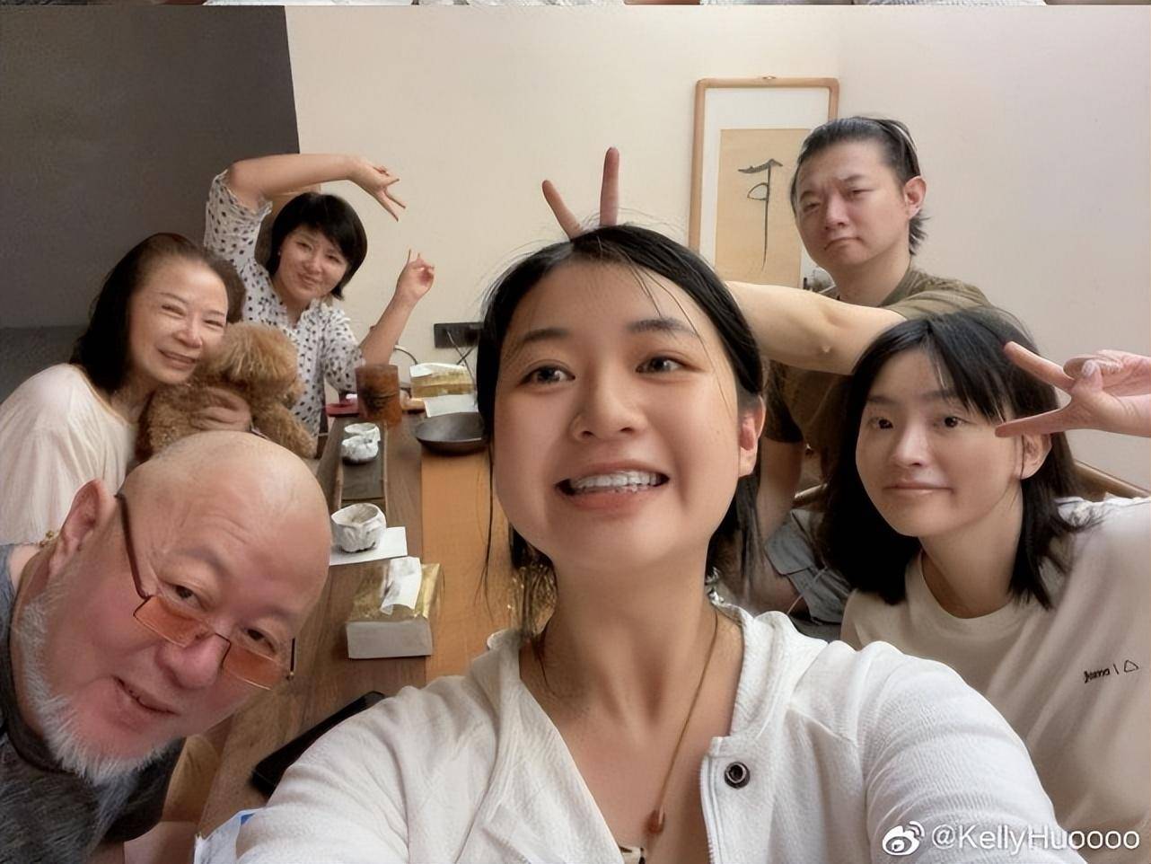 霍尊带女友施冰岚回家过中秋节,火风前妻与现任同框亲如姐妹_亨利