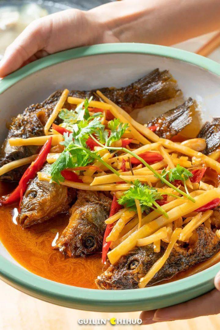 酸辣禾花鱼很符合年轻人的口味,进店几乎必点,用桂林人都爱的酸笋配酸