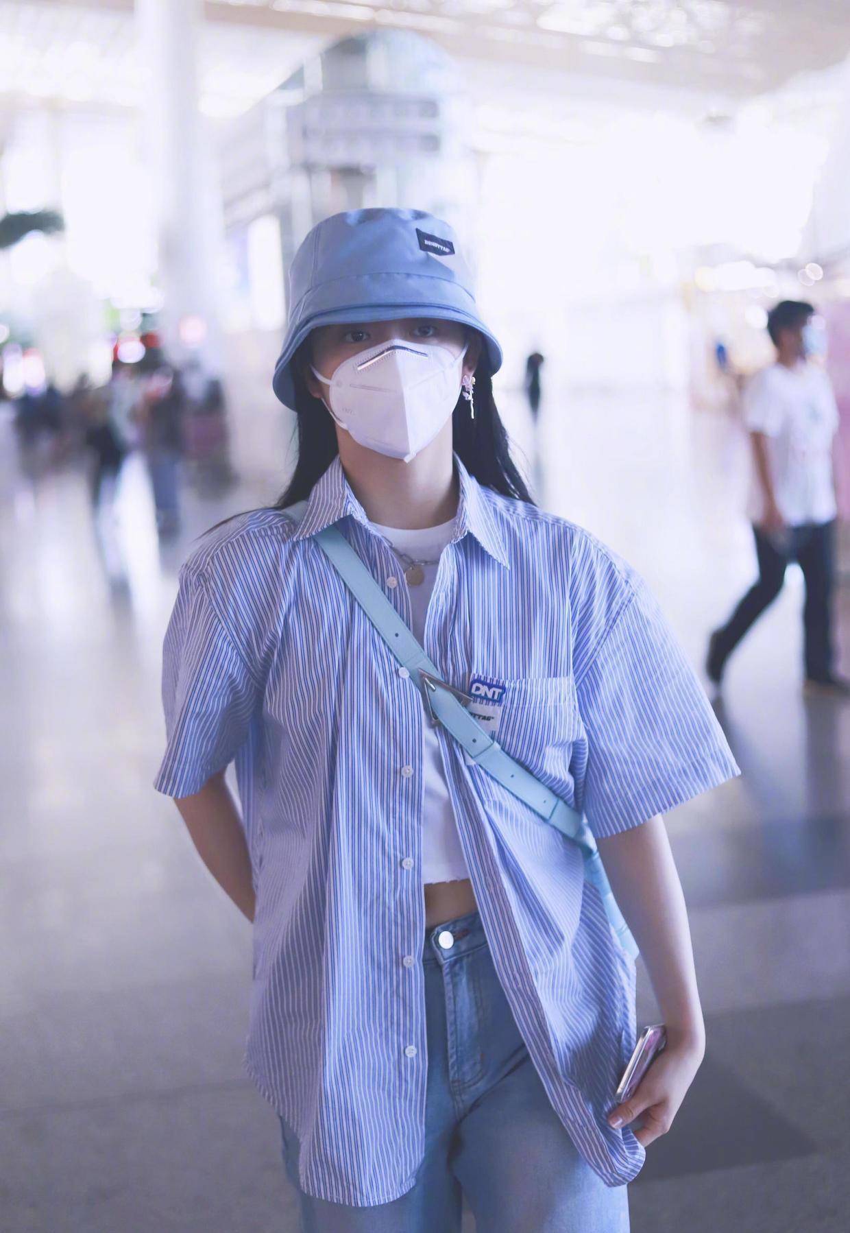 孙莉终于时髦起来,穿条纹衬衫配拼接牛仔裤,172身材太优越_休闲风