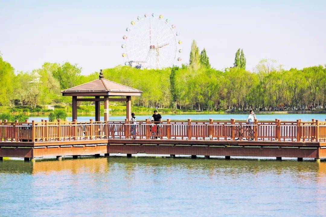 滨河公园美景风景秀丽的博乐市蓝天白云常作客,青山碧水入画来.