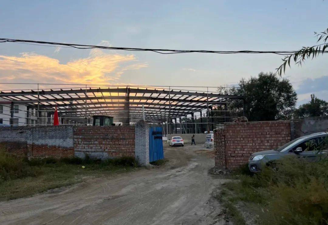 位于忻州市忻府区胜利街的繁荣富化工有限公司东侧,牧马河绿地红线内