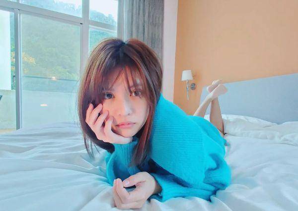 夏宇童「男友视角」近照曝!香肩美腿全露 网暴动:孙先生拍的?