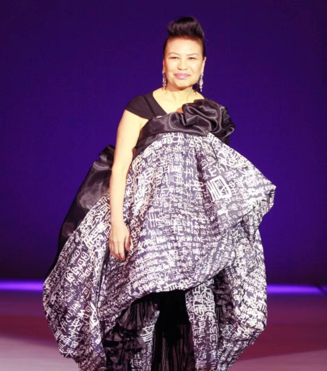 当时余慕莲是在社区中心学做裁缝,接着看到陈有后(后叔)正在教话剧班