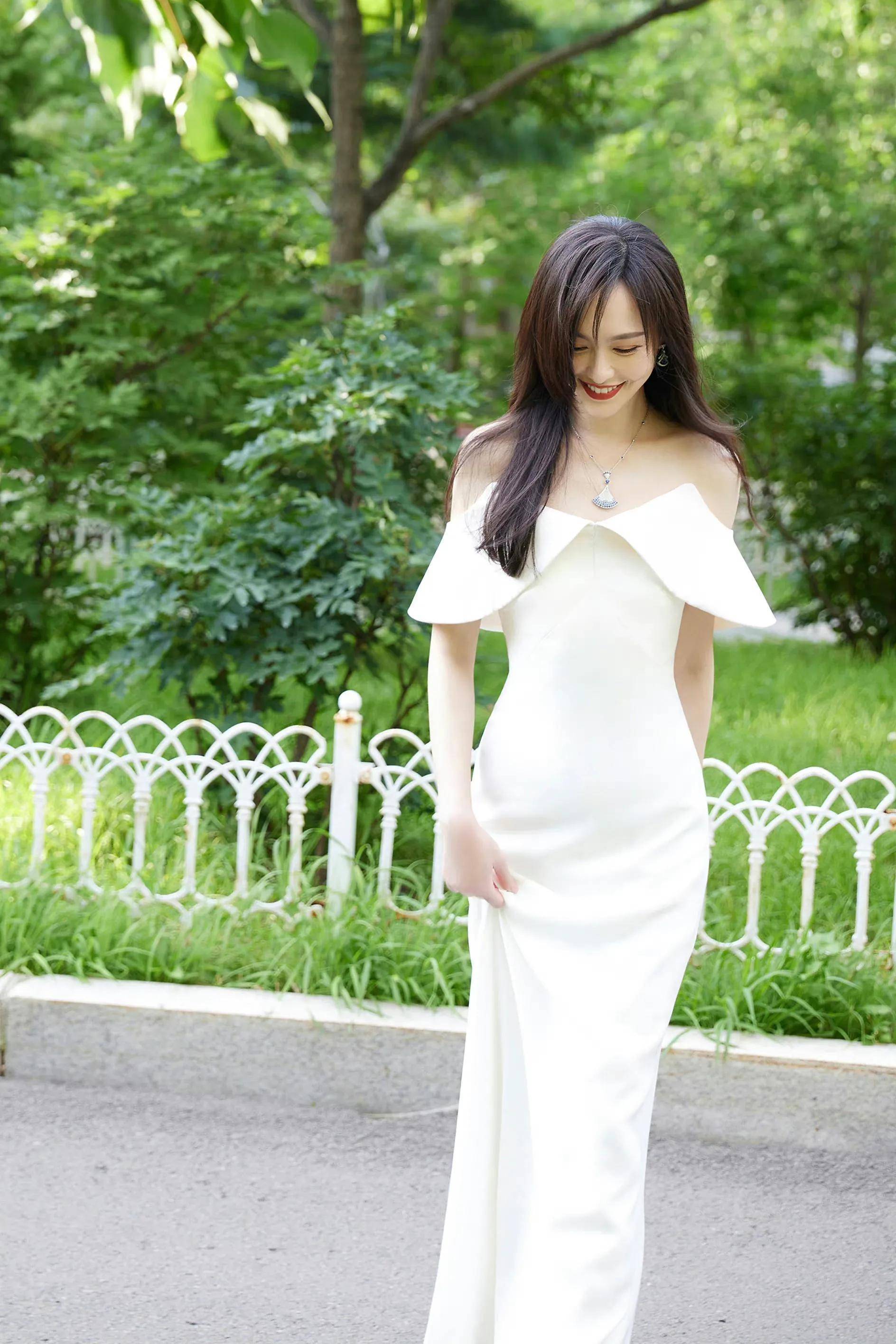 唐嫣状态真的好,身穿露肩长裙美丽动人,笑起来似少女!_白色_时尚_身材