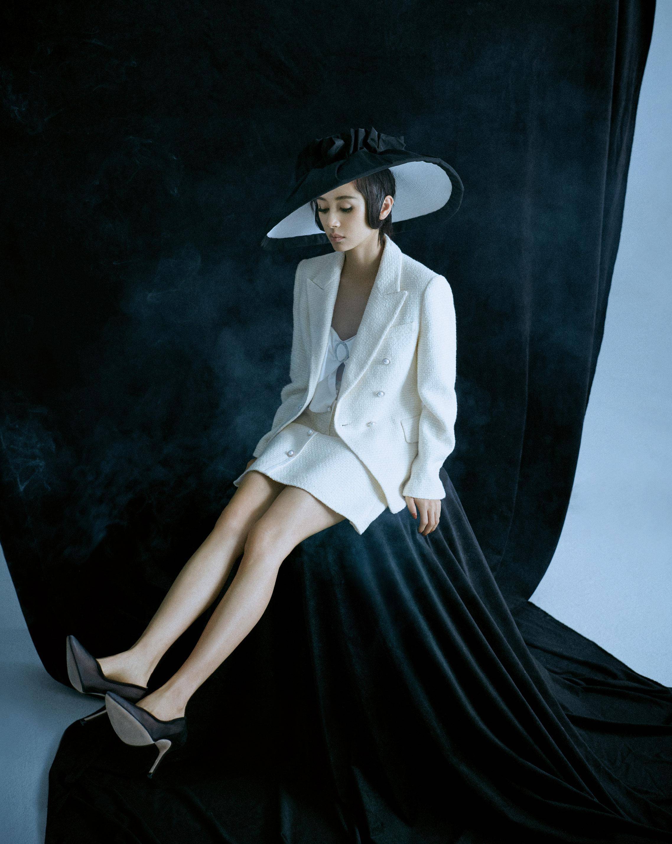 王子文相当迷人,穿白色套装裙配高跟鞋,秀"漫画腿"高贵优雅_时尚_显得