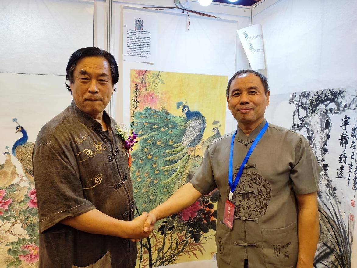 画家刘振兴与中美协理事王阔海在北京书画精英作品展上亲切交流_艺术