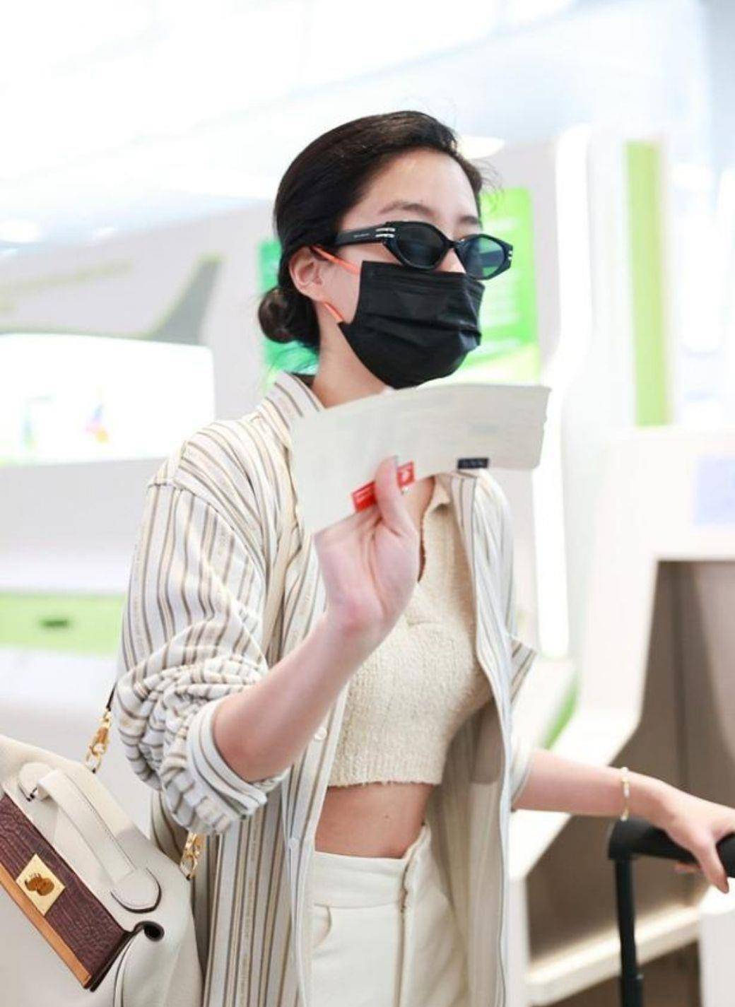 杨采钰的身材真绝,穿衬衫配露脐装亮相,小蛮腰格外抢镜_女性_时尚