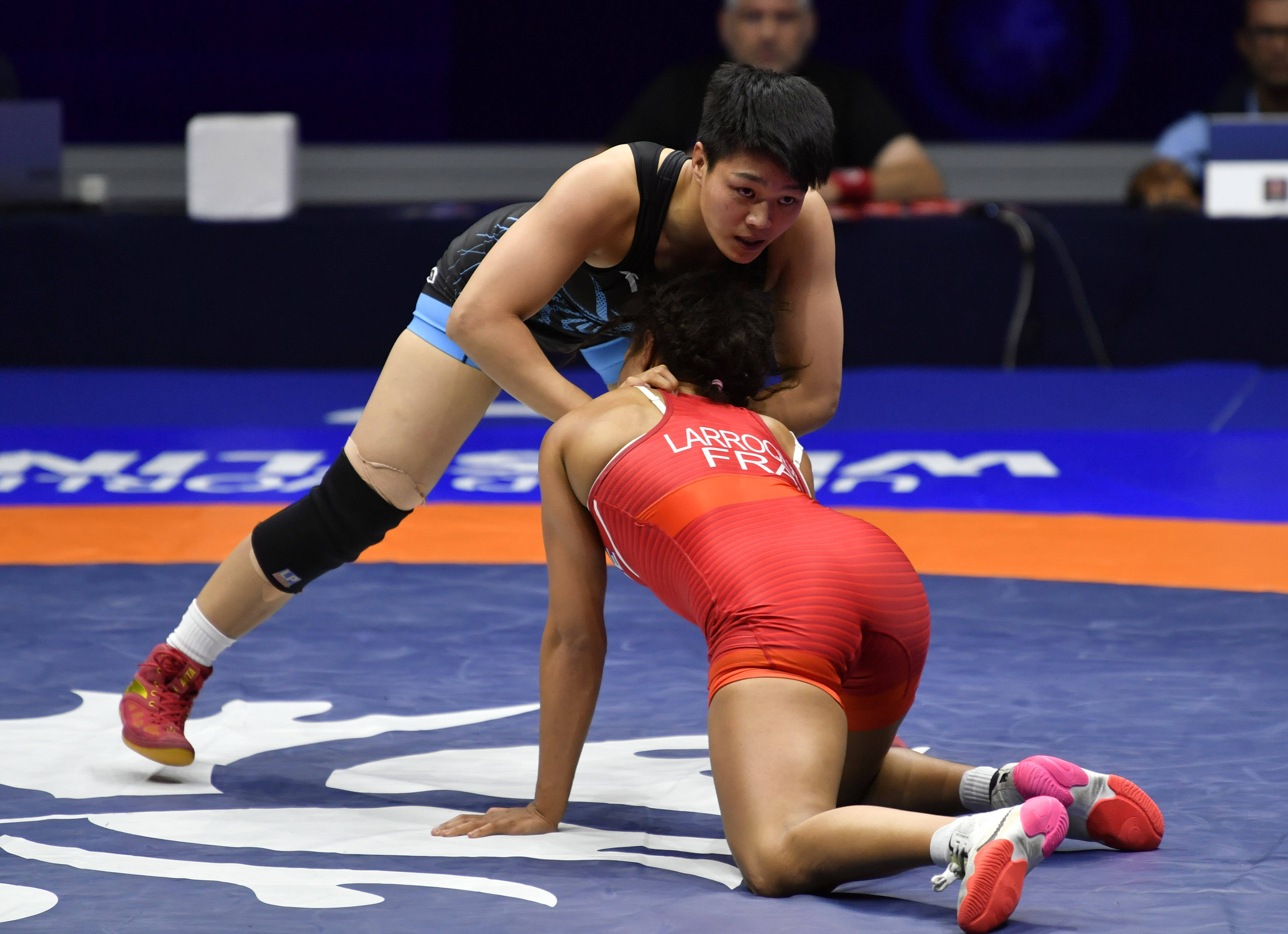 摔跤——世锦赛:龙佳晋级女子自由式摔跤65公斤级决赛_拉罗克_新华社