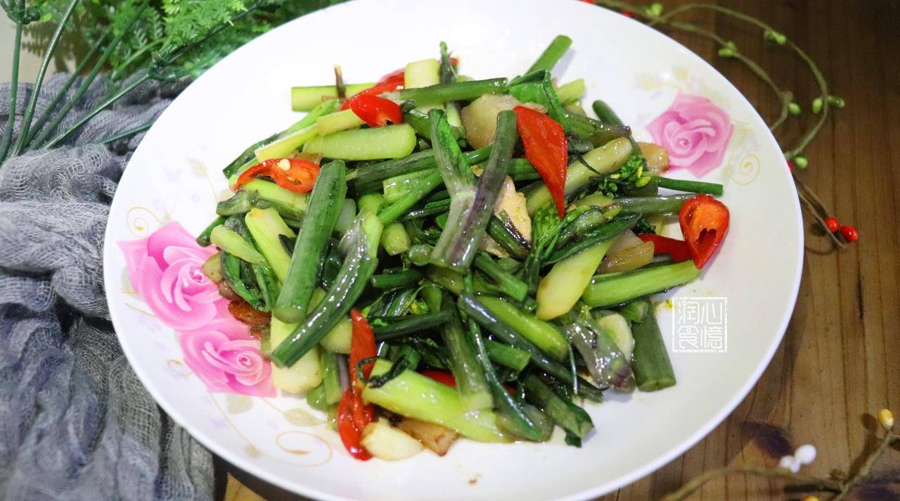 红椒炒菜苔step3:豆尾菜跟着下锅翻炒至断生,锅里加入盐,鸡精炒匀,盛