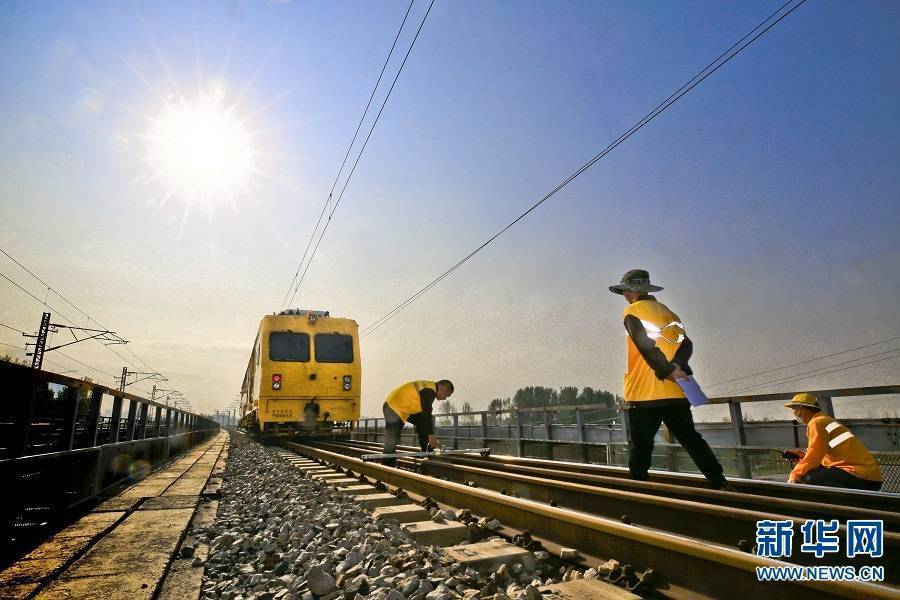 9月10日,南阳工务段组织铁路员工对线路进行检测整修.