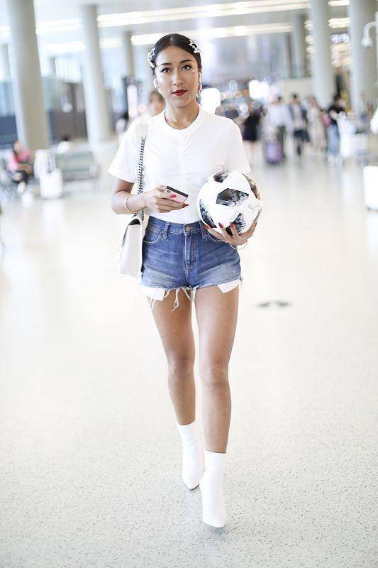 真是服了吉克隽逸的衣品,反季时尚玩得挺溜,一双美腿真挺吸睛的_短裤