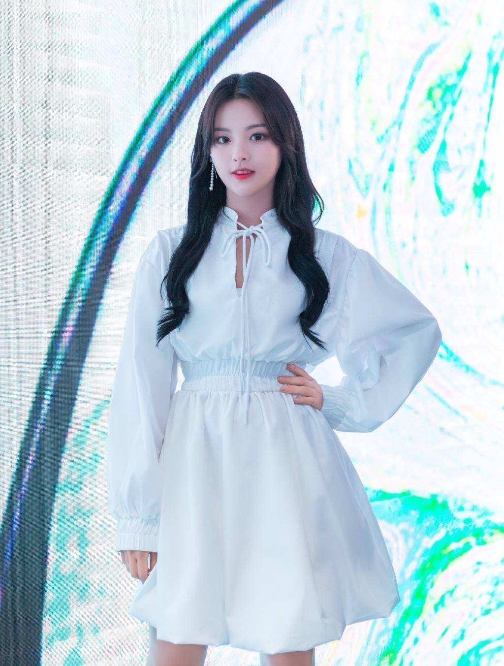 杨超越这颜值太吃香了,穿暗色洛丽塔连衣裙扎麻花辫,美成小精灵