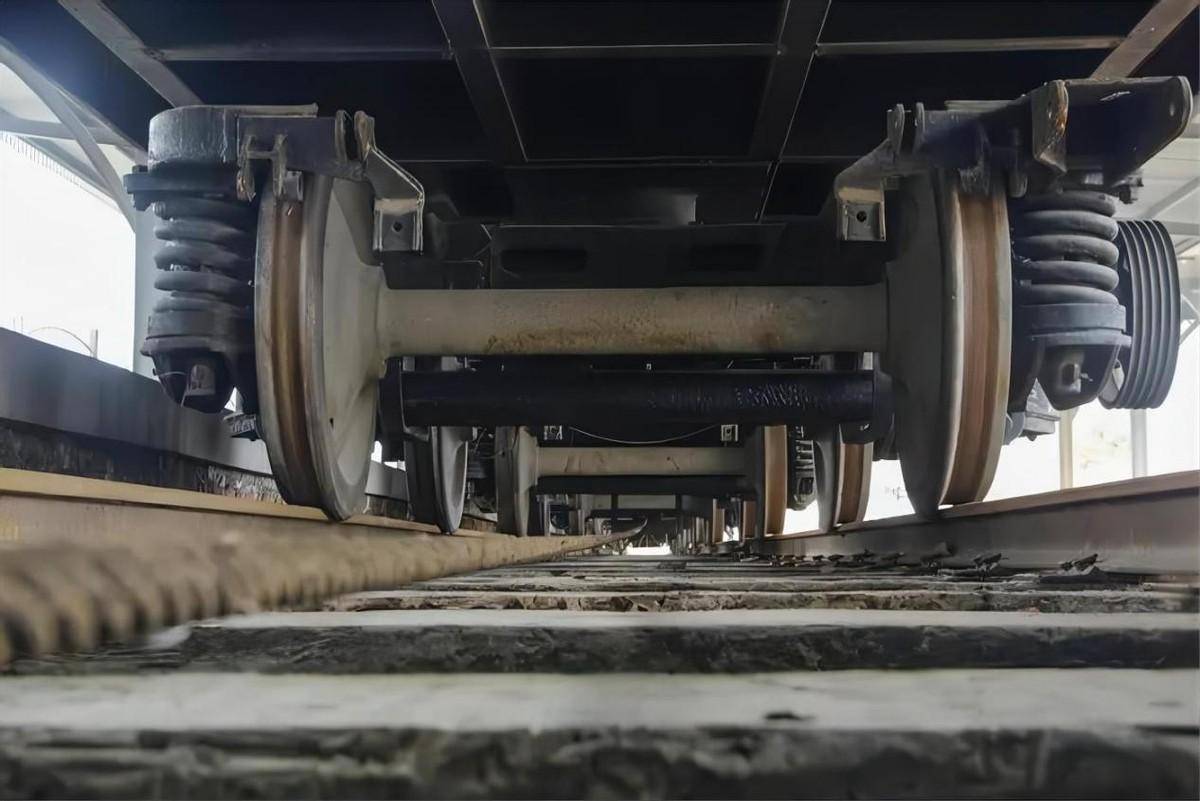 火车铁轨下面的小石子,能减震,抗压,排水,为何高铁轨道不用它_道砟