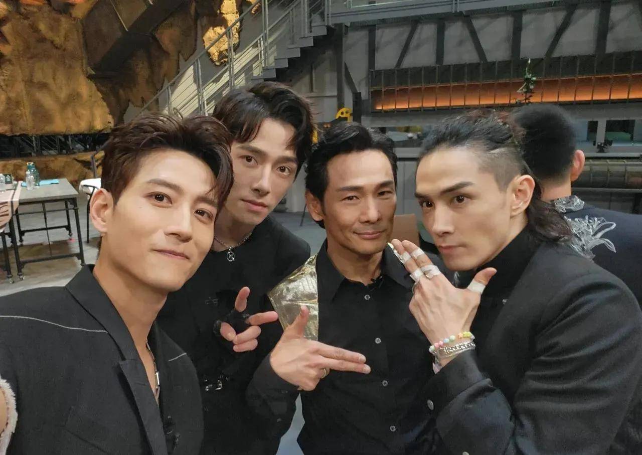 当男明星活成了表情包,惊讶的嘴巴能吞下一颗蛋,好奇他听到了啥