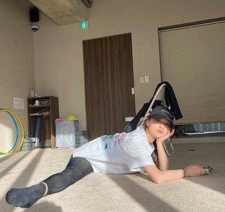 体操精灵孙妍在最新动态:一字马 趴着打游戏,26岁仍单身_宁泽涛_崔钟