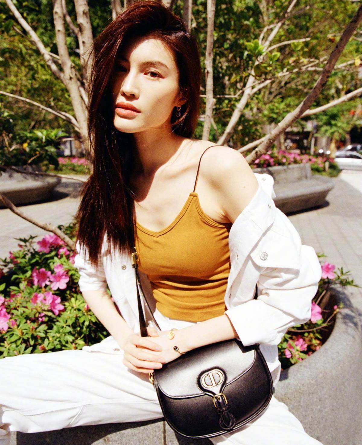 没有超模的身材别这么穿,何穗这一身正面看还算保守,侧面太撩人_橙色