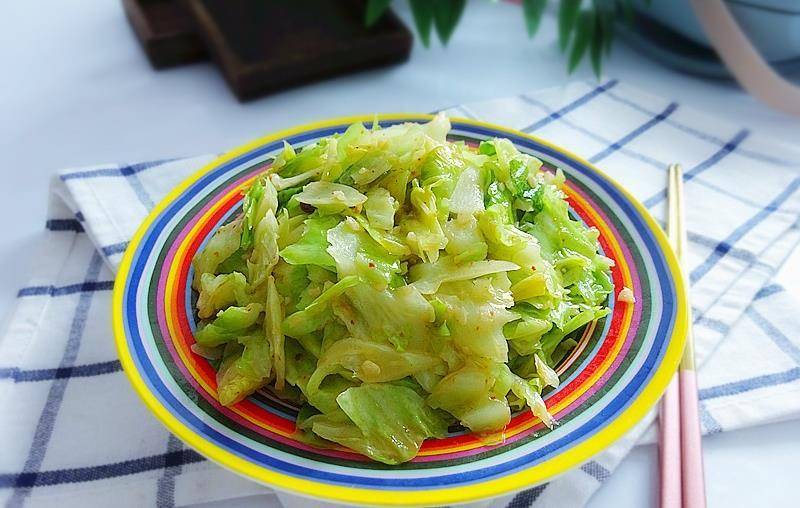 甘蓝是最适合冬天吃的蔬菜,爆炒只放一种调料,却百吃不厌_维生素_大蒜