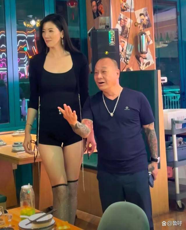 9米美女现身工坊,最萌身高差引网友围观_都还_女朋友_铜锣湾