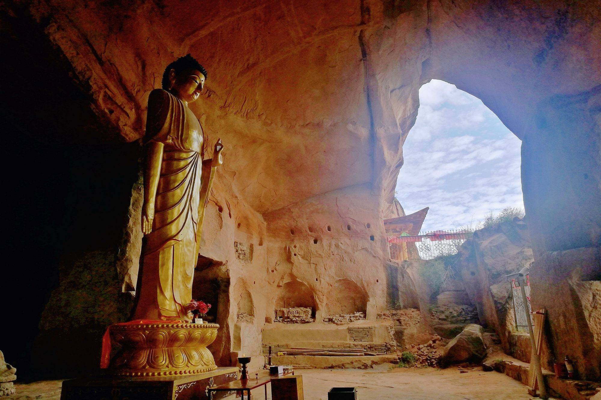 甘肃张掖马蹄寺,有一座悬崖之上的三十三天石窟,规模全国罕见
